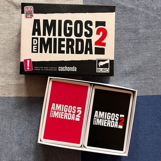 Portada de Amigos de Mierda 2 (abierto)