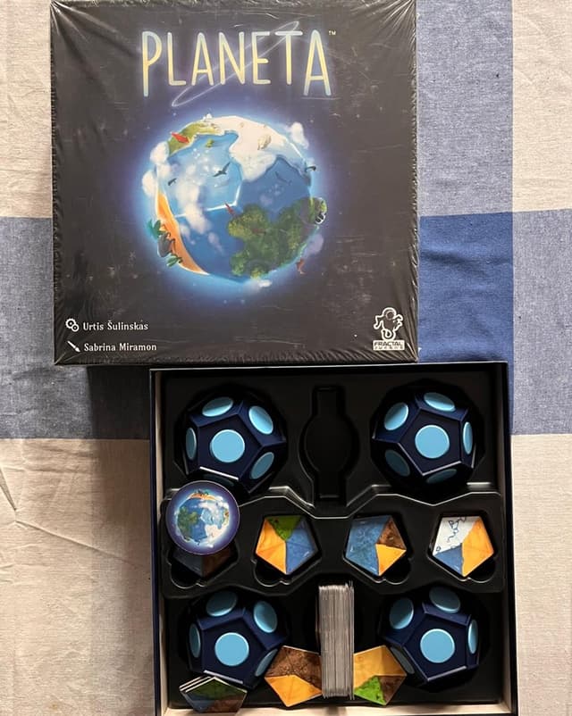 Portada de Planeta (abierto)
